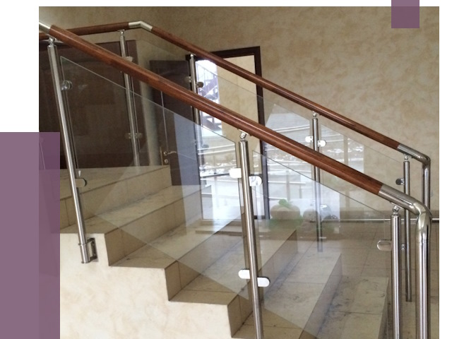 Комбинированные перила из металла и дерева в Сибае